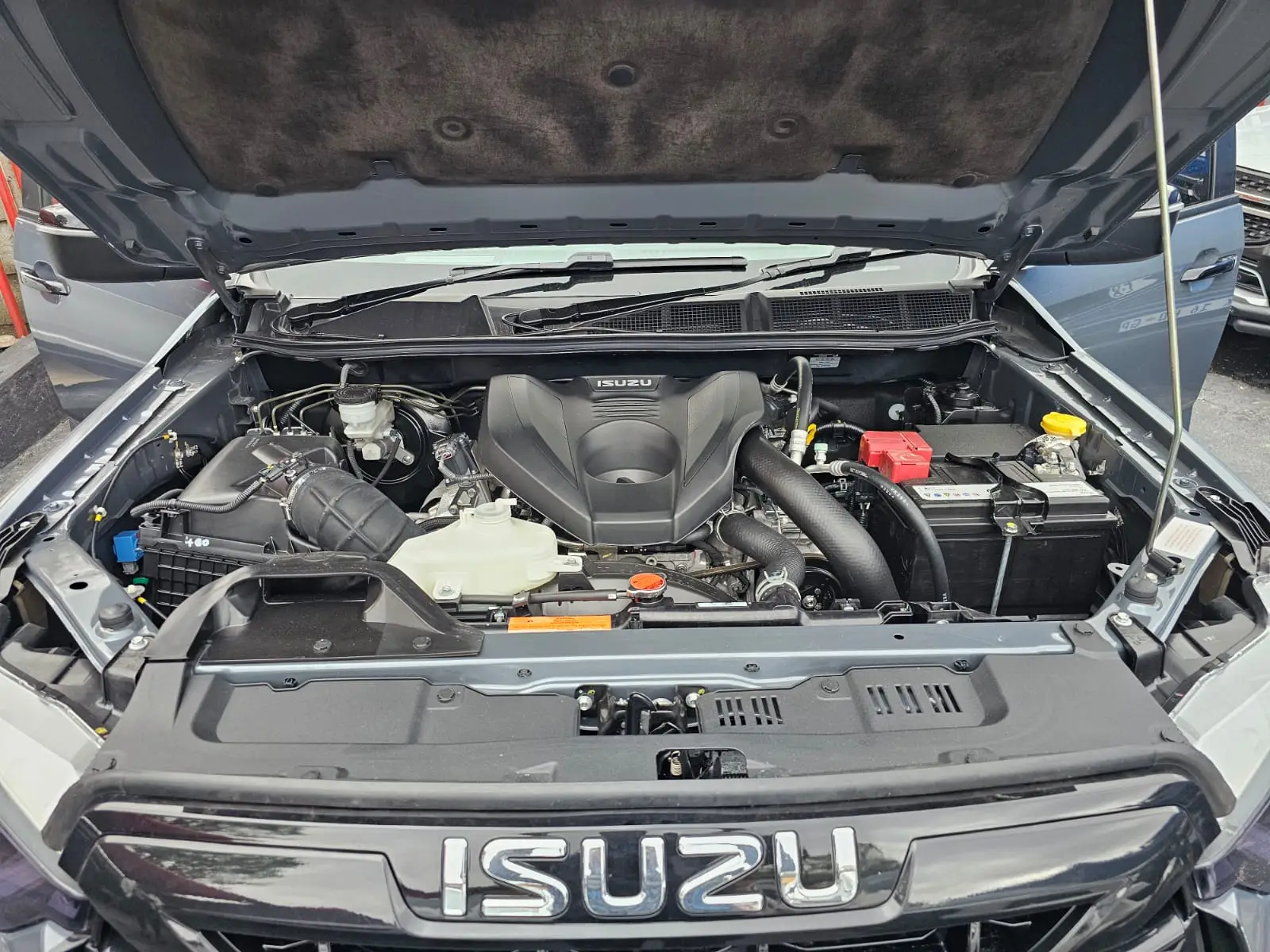 2025 Isuzu D-Max 3.0TD Double Cab V-Cross 4x4 - Image 16