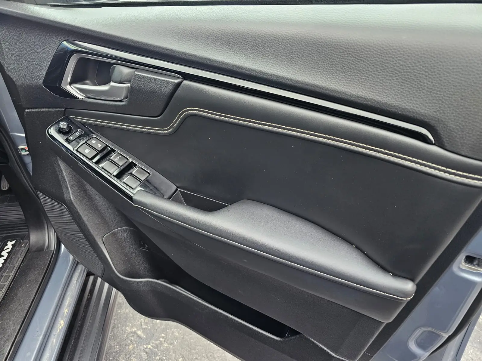 2025 Isuzu D-Max 3.0TD Double Cab V-Cross 4x4 - Image 13