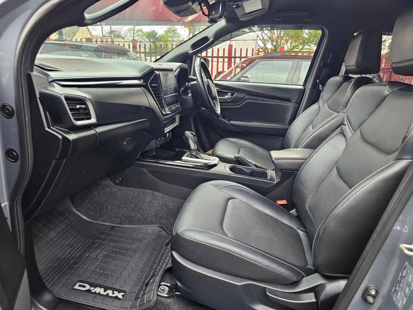 2025 Isuzu D-Max 3.0TD Double Cab V-Cross 4x4 - Image 11