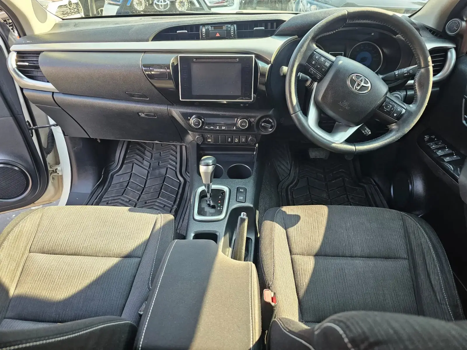 2016 Toyota Hilux 2.8GD-6 Double Cab Raider auto - Image 12