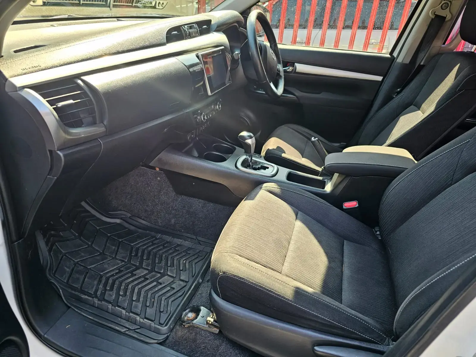 2016 Toyota Hilux 2.8GD-6 Double Cab Raider auto - Image 9