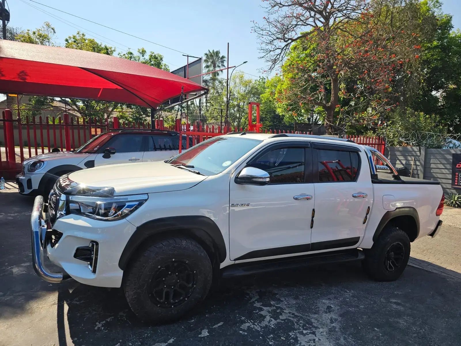 2016 Toyota Hilux 2.8GD-6 Double Cab Raider auto - Image 3