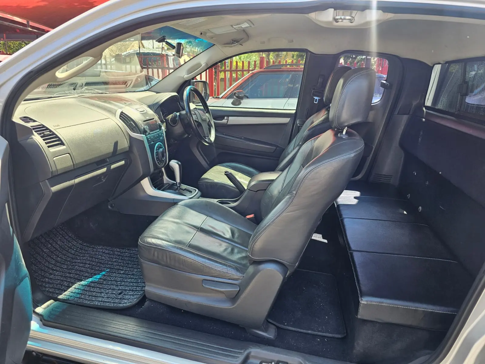 2015 Isuzu KB 300D-Teq Extended Cab LX Auto - Image 11
